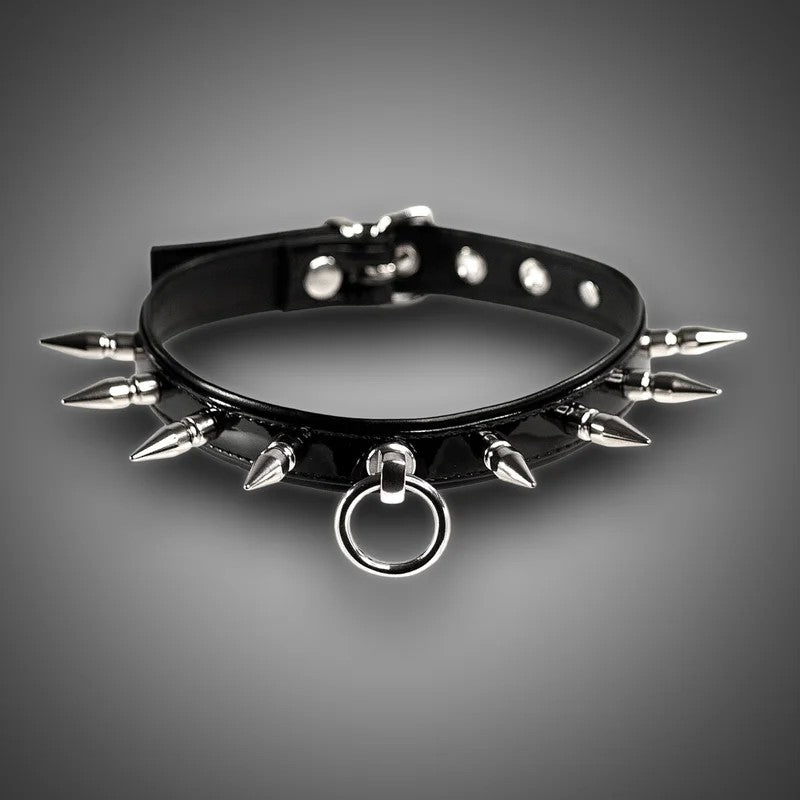 KunstlederhalsbandLackmitSpikes&O-Ring2,0cm