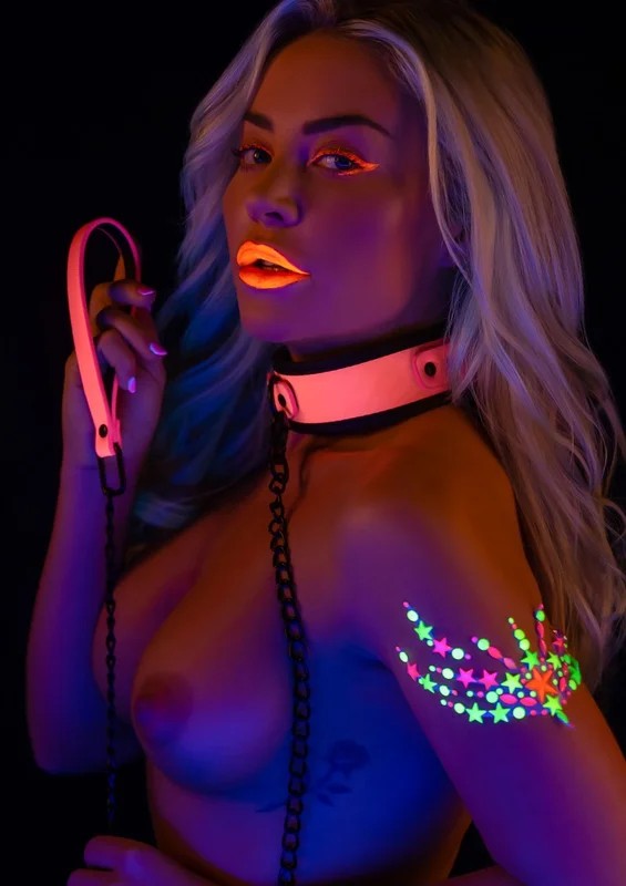 TABOOMGlowInTheDarkCollarandChainLasch