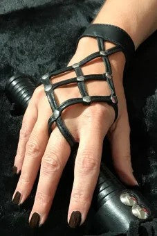 IVYvonhohensteinHandpieceblack