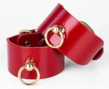 KinkySabine–Lederhandfesselnrot/gold